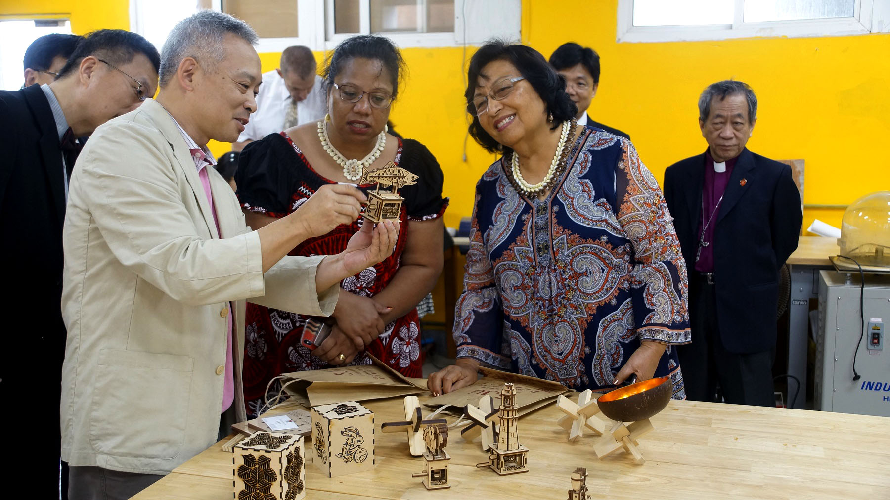 馬紹爾群島共和國艾芮瓊大使及吉里巴斯共和國藍黛西大使參觀木創設計中心，對木創中心的木製作品表現極高興趣
