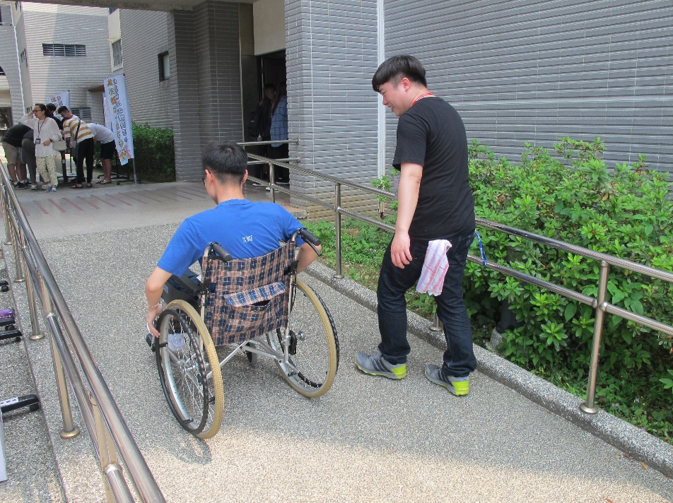 「輪」你來挑戰是讓學生坐輪椅上無障礙走道後，再以手肘摺衣服，體驗肢體障礙所帶來的不便