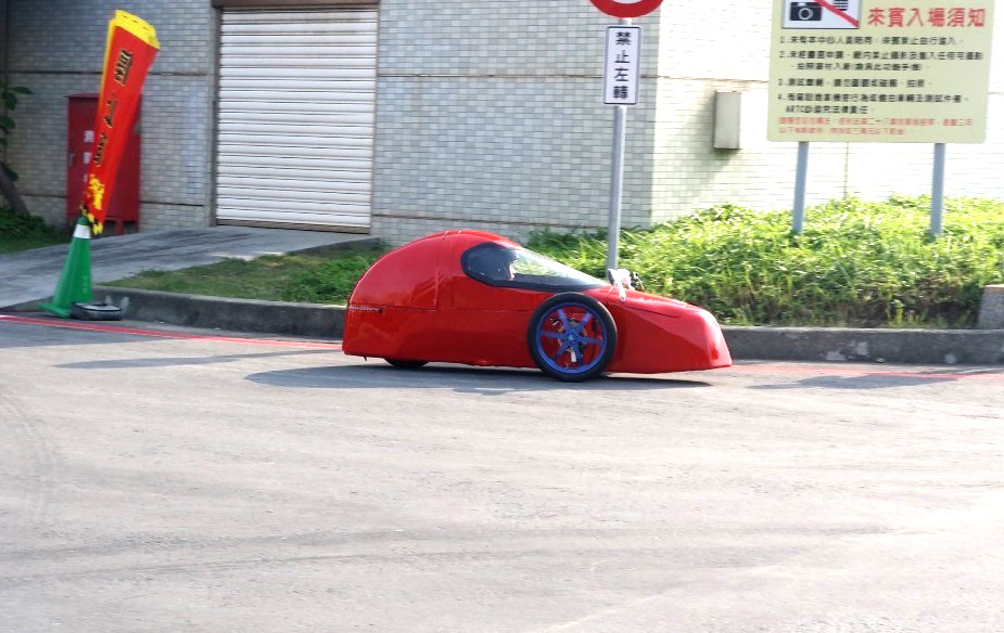 「輕巡者」使用碳纖車體和車殼打造車體，搭配輪外直流無刷馬達和輕巧二段整合式減速機構，鮮紅色的車體奔馳在賽道上，特別引人注目