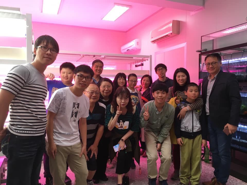 淡江高中總務主任顧志華老師（左一）帶領淡江高中教師專業社群參觀植物工廠，兩兄弟非常感謝顧志華老師在魚菜共生系統方面的啟蒙