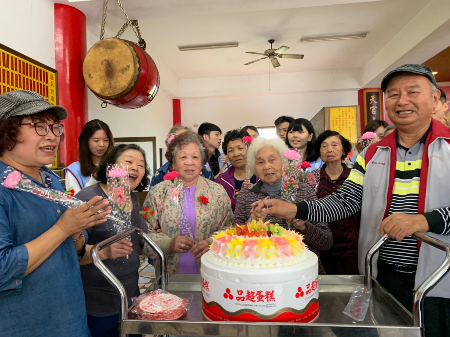 屯山里李永清里長（右一）準備蛋糕與94歲李阿嬤一起切蛋糕，氣氛溫馨感人