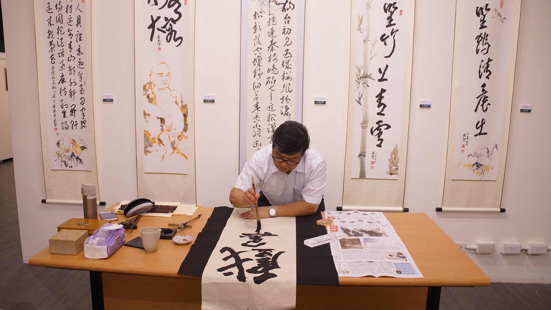 黃振瑩藝術家當場揮毫「戲墨用彩」四字以饗嘉賓，並與貴賓交流書畫創作心路歷程及藝術文化理念