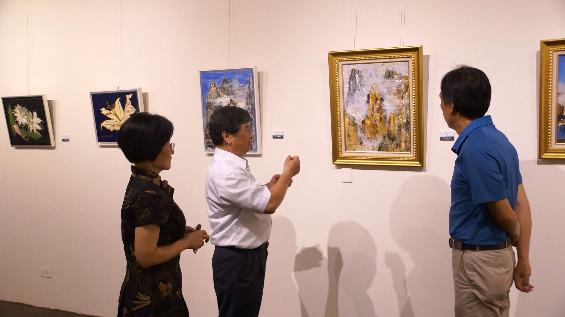 黃振瑩藝術家的「黃山」油畫，雖是利用刮刀但筆觸多變，融合油畫、水彩及國畫的表現技法，令人眼睛一亮