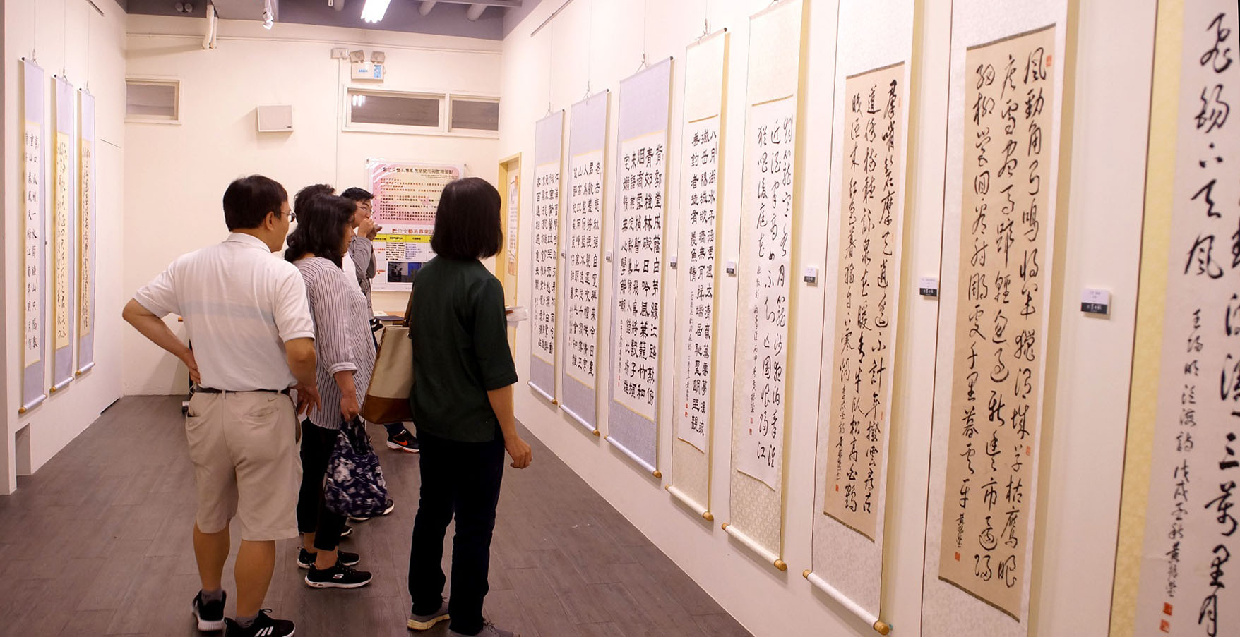 本次展出黃振瑩藝術家書法作品包含甲骨文、隸書、行書、草書及楷書，部分作品則為隨興寫出具有個人風格的字體