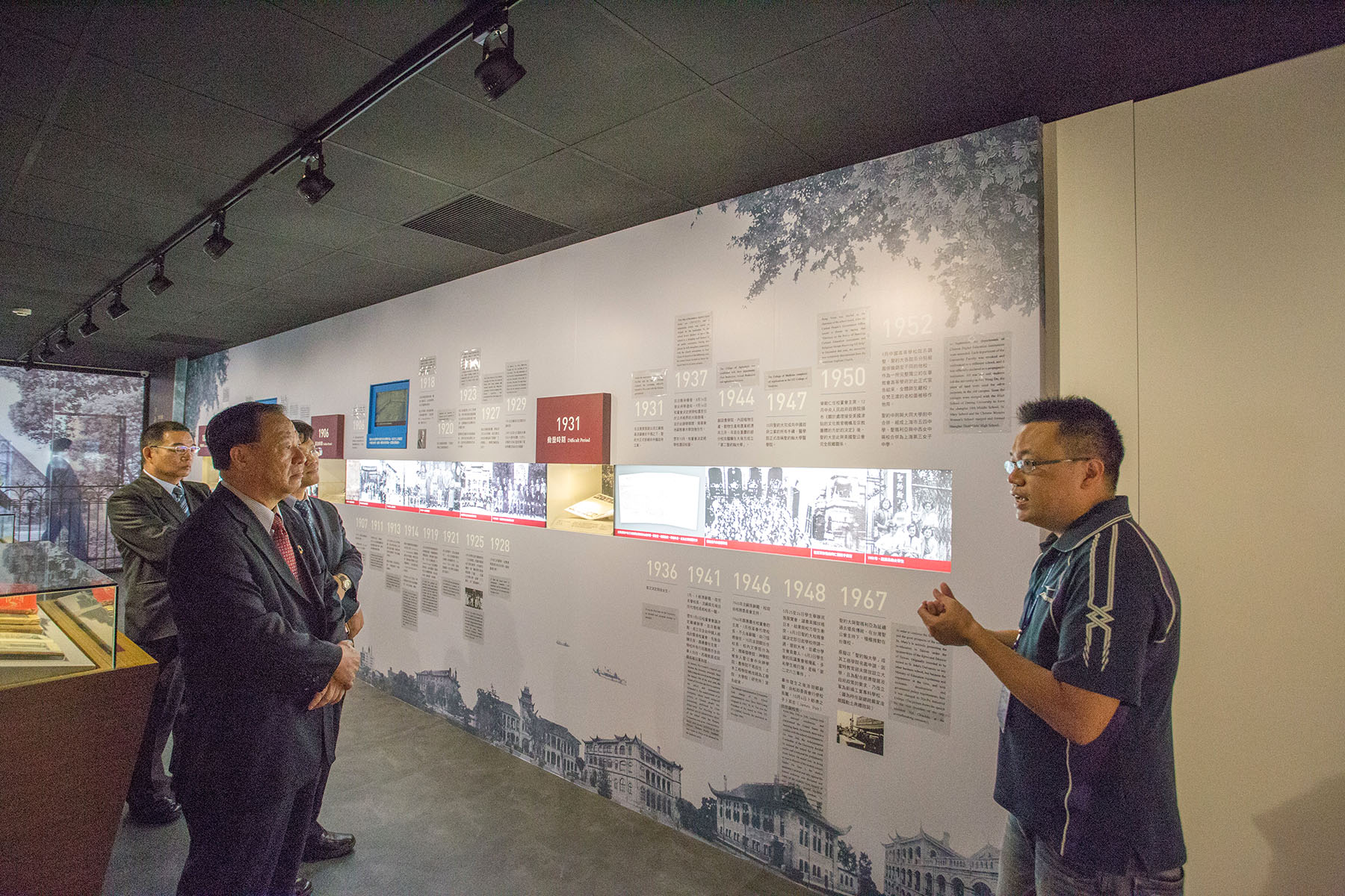 簽約貴賓參訪「約史中心」，由鄭宏宣組長(右)導覽解說本校歷史