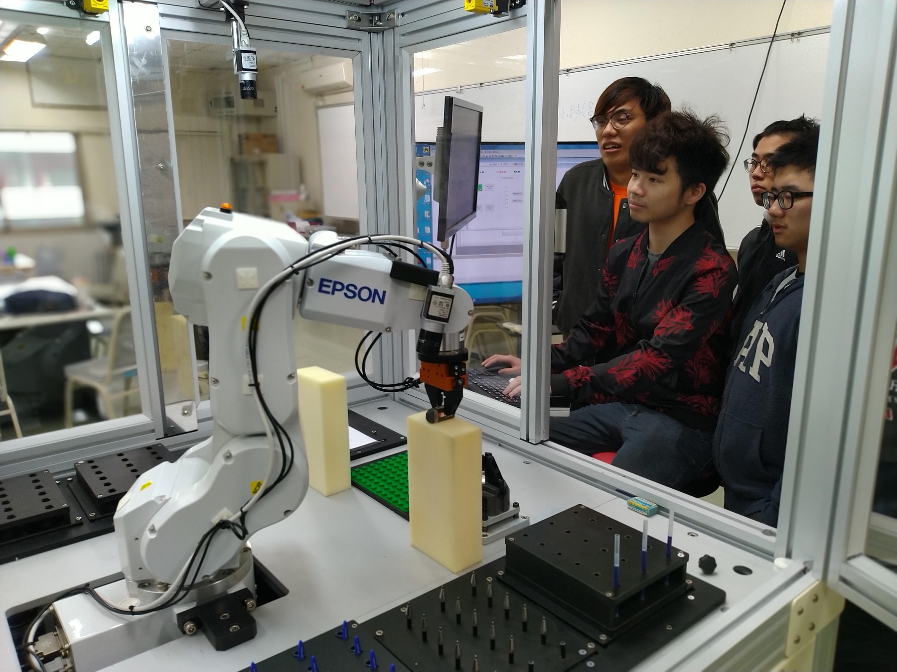 全英語教學的「人工智慧應用學士學位學程」成立後，學生在校園裡就能接觸到最夯的智慧機器人、智慧製造機械手臂…等尖端設備，積極準備自己迎向未來