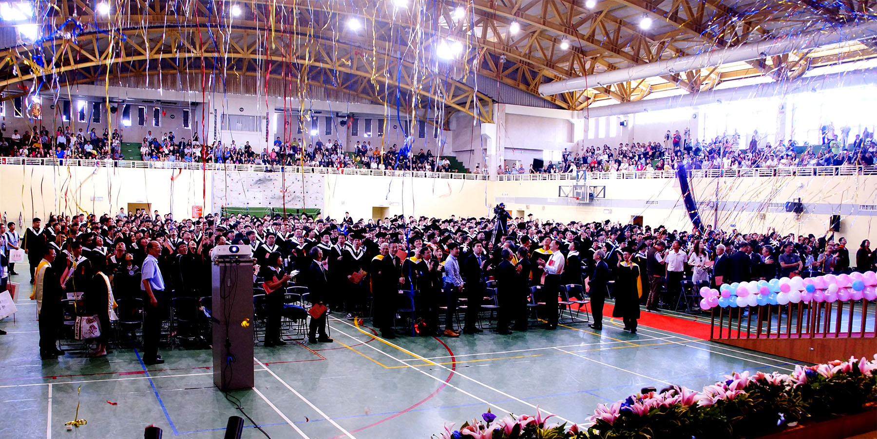 聖約翰科技大學舉行107學年度畢業典禮，所有畢業生一一上台，由師長們在舞台上為畢業生進行撥穗及授證儀式，場面盛大溫馨