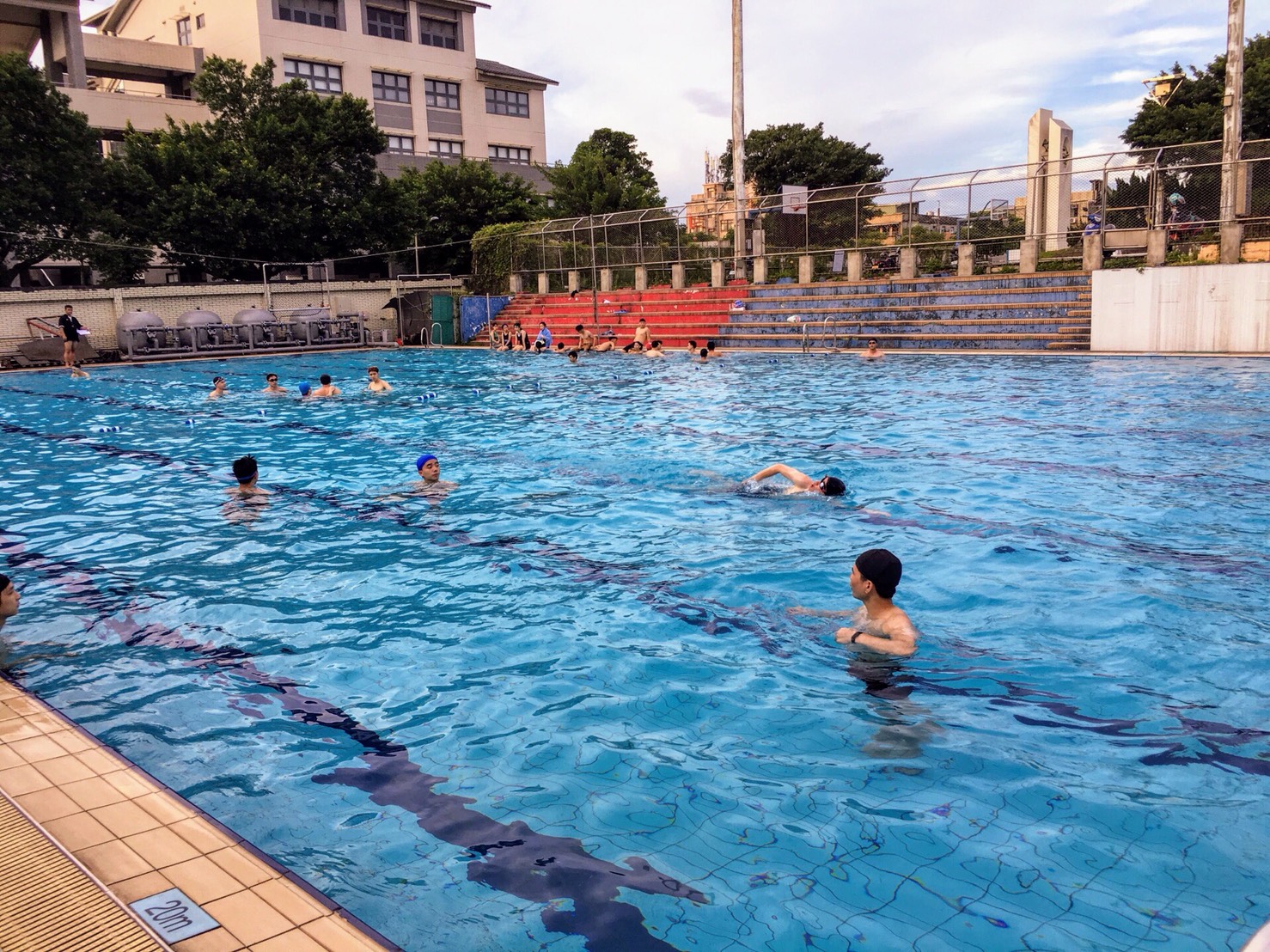 新埔工專重視學生體能均衡發展，每位新埔學子都必須完成捷泳50公尺才能畢業