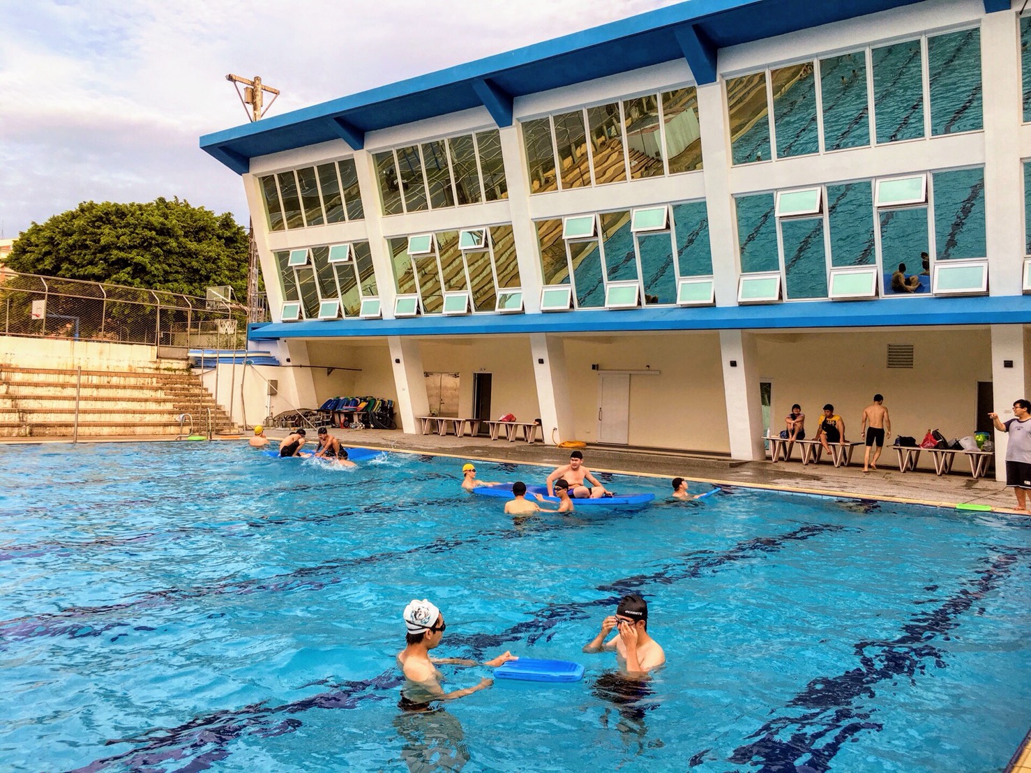 倬雲游泳池提供教職員工、學生及鄰近社區居民從事游泳、競賽等休閒健康活動