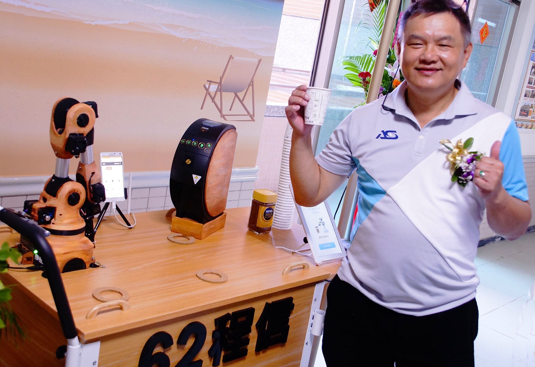聖約翰科大獲新埔工專校友游森林董事長捐贈一台機器手臂咖啡機，作為工業用機器手臂教學與研發用途。