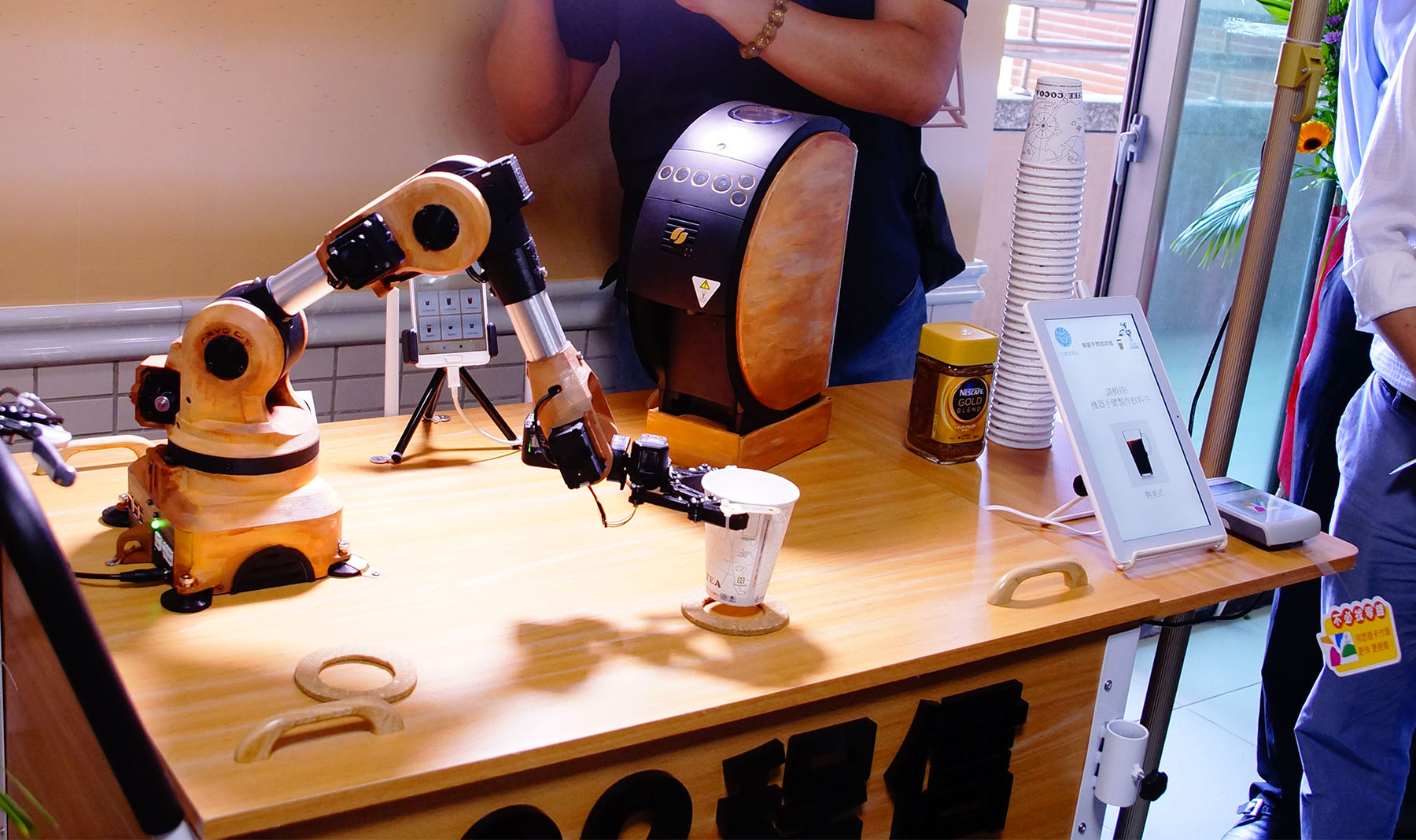 工管系與虎臂智能互動科技歷經3個月開發，一台專屬於聖約翰科大工管系的自動化餐飲設備～機器手臂咖啡機歡喜誕生