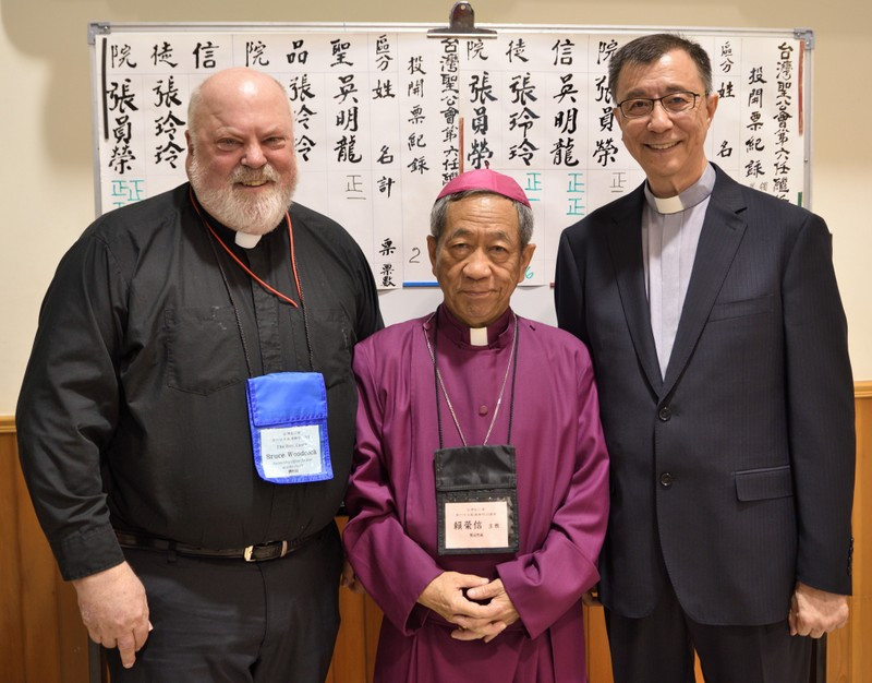聖約翰科大校友、降臨堂主任牧師張員榮（右）當選台灣聖公會主教。左起美國聖公會Rev. Canon Bruce Woodcock、賴榮信主教及繼任主教張員榮