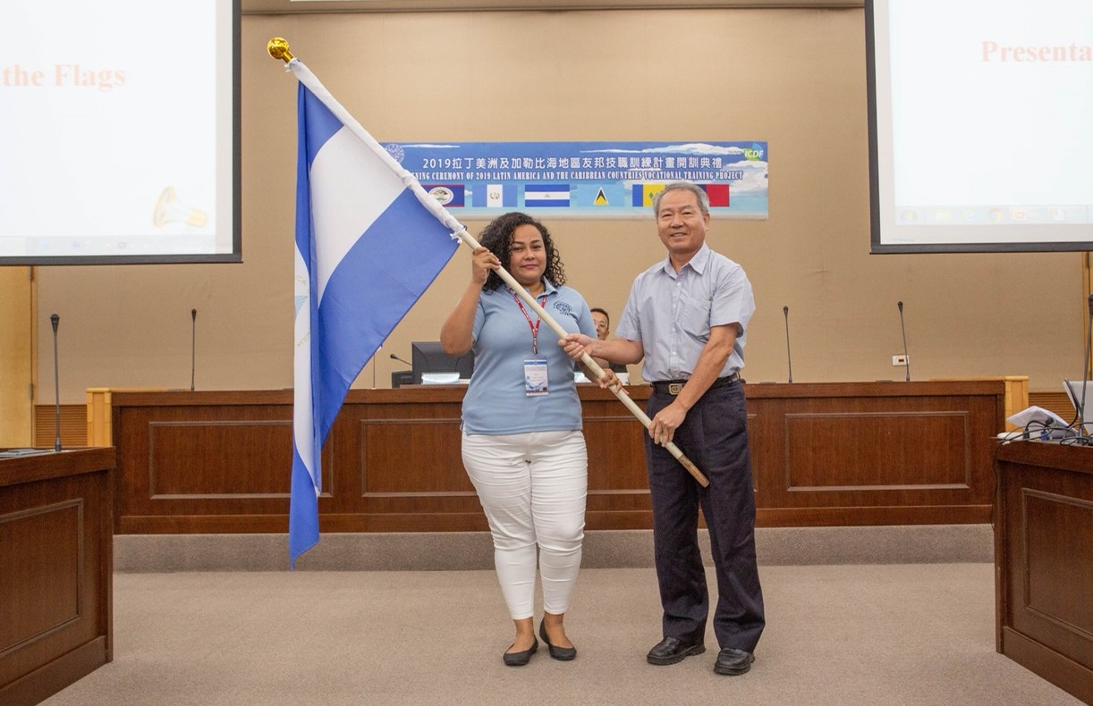 黃振紅學務長（右）授旗給尼加拉瓜學員（左）