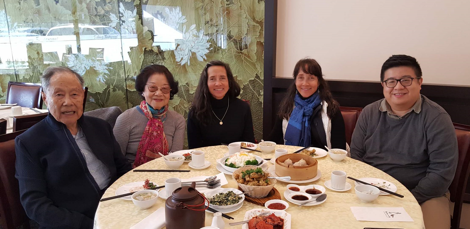 溫哥華校友會俞鴻滄（左一）、徐智（左二）伉儷招待兩姐妹於蘇杭人家餐廳用餐，品嚐上海菜