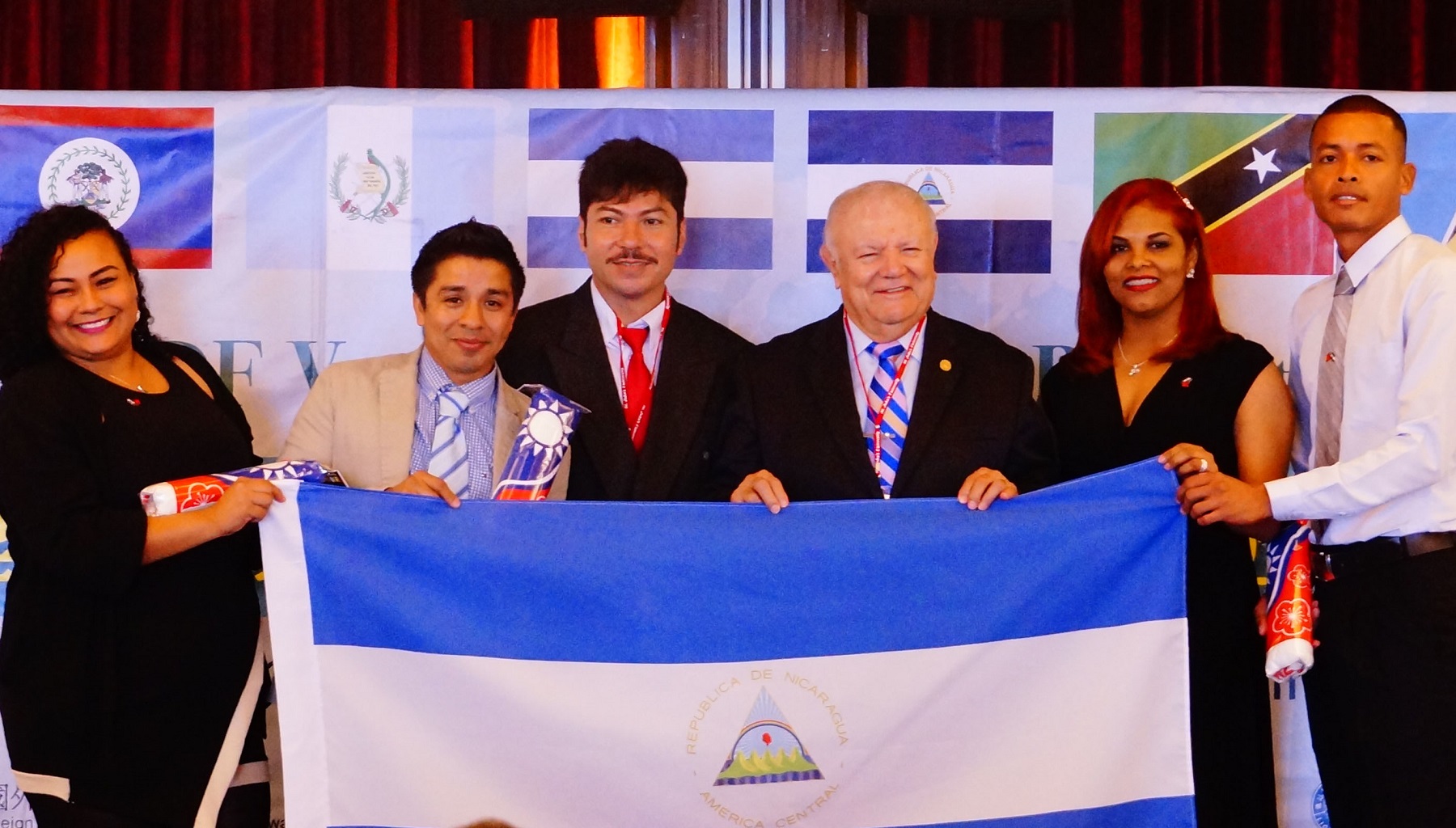 尼加拉瓜共和國達比亞大使（右三）致贈國旗巾紀念品