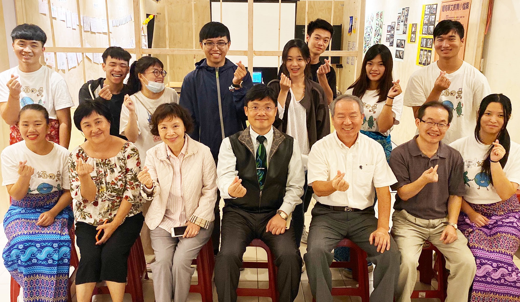 艾和昌校長（前排中）參加「緬の愛」國際志工服務學習靜態展開幕式