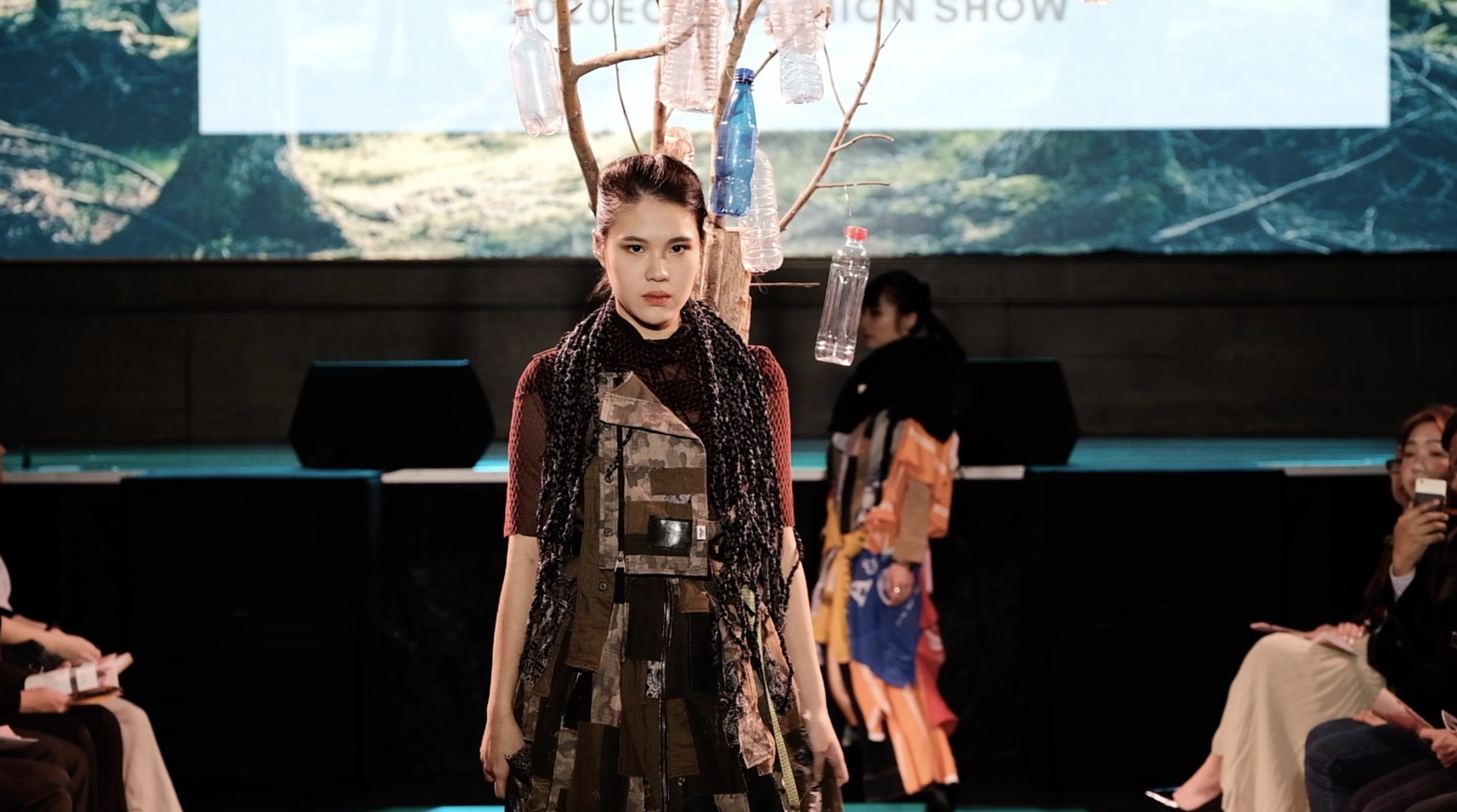 2018年Ecotopia永續時尚設計獎決賽入圍者楊子逸將使用過的布料重新排版與車縫，打造一套全新的女裝。