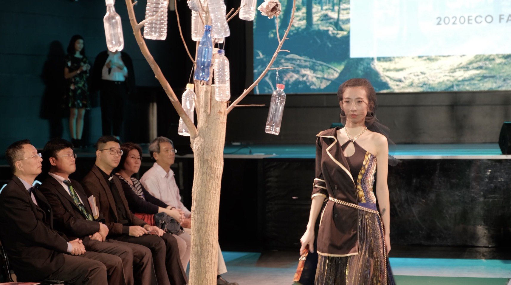 2019年Formosa永續時尚設計獎佳作得主江玟諺將老舊套頭毛衣重新剪裁設計成新的洋裝，讓衣料重獲新的價值與永續時尚。