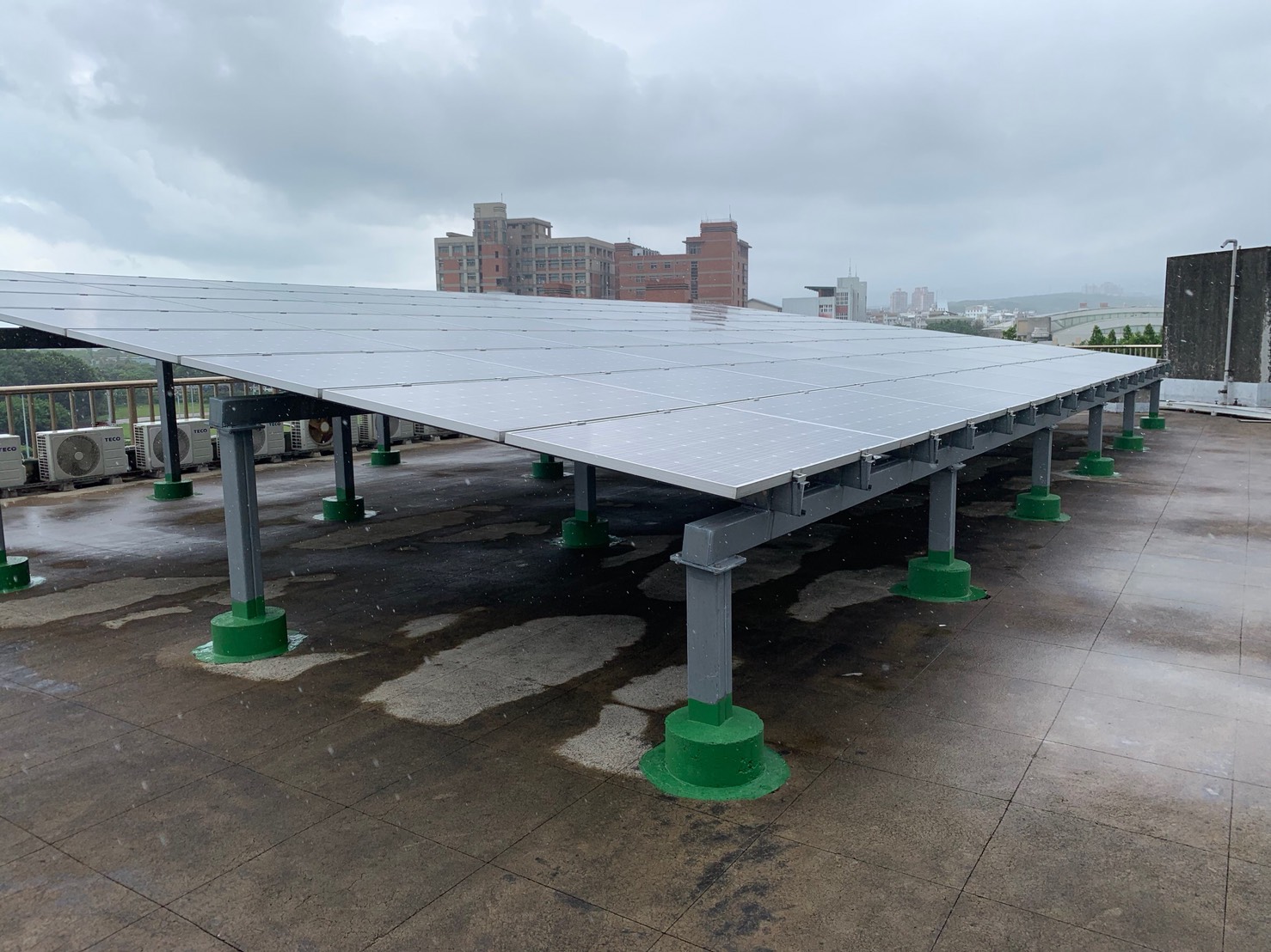 學校與廠商合作，在學生第六宿舍頂樓設置太陽光電發電設備。