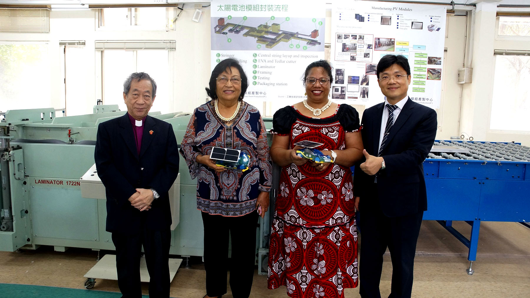 馬紹爾群島共和國艾芮瓊大使（左二）及吉里巴斯共和國藍黛西大使（右二）參觀「太陽電池模組產製中心」，由艾和昌校長（右一）負責導覽解說。