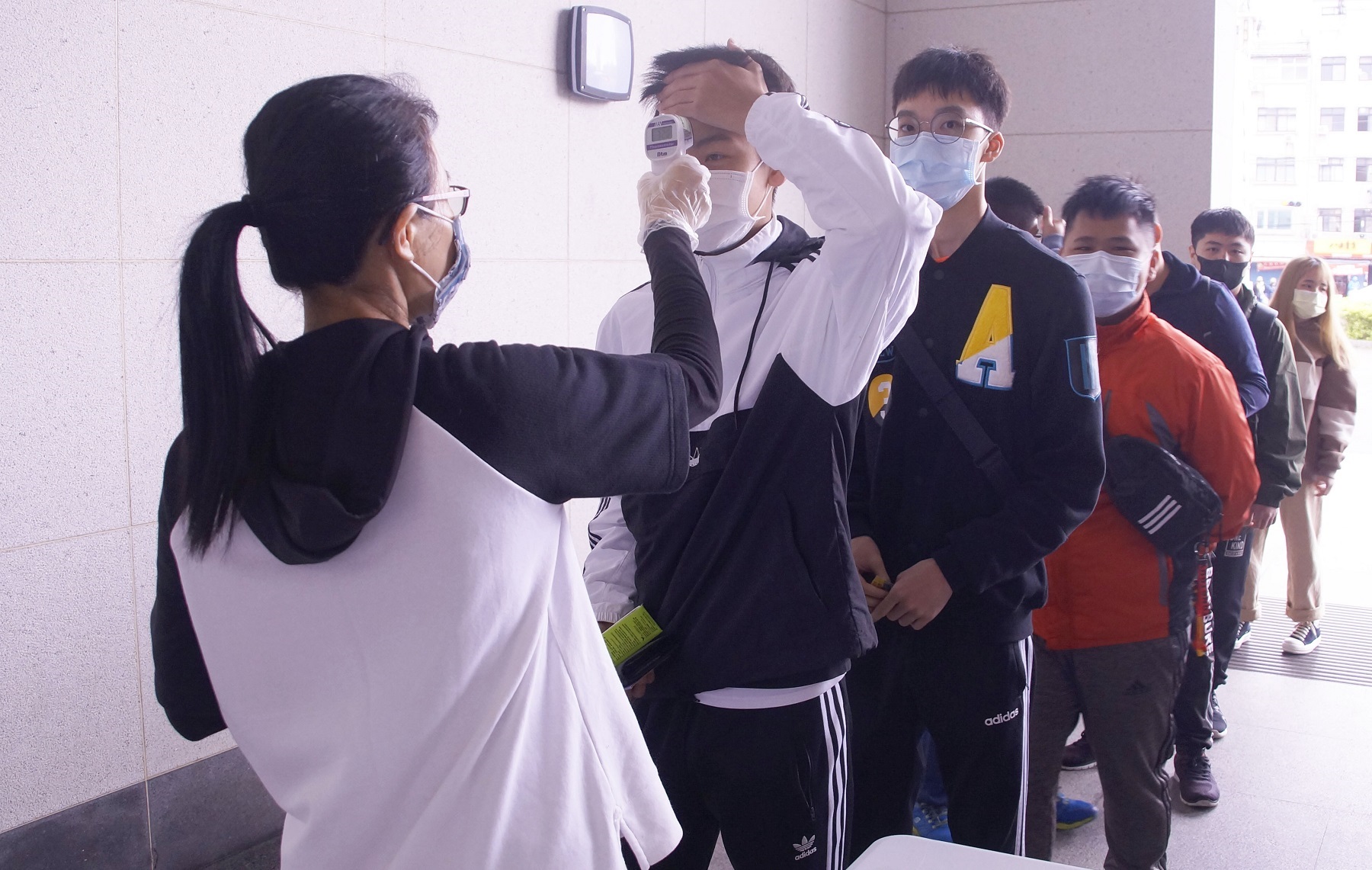 為防止武漢肺炎疫情擴散，學校自3/2開學日起，針對全校師生及訪客實施體溫量測。
