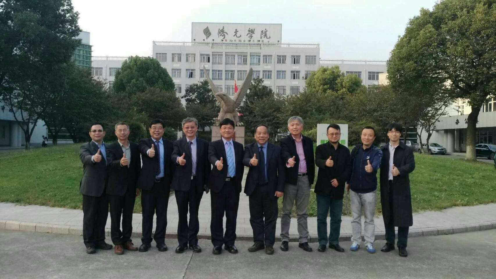 2018年曾鴻鍊理事長（左四）促成聖約翰科大與上海濟光職業技術學院之交流，並簽署合作意向書，兩校將就專業學習、師資培訓和學生交流實質合作。