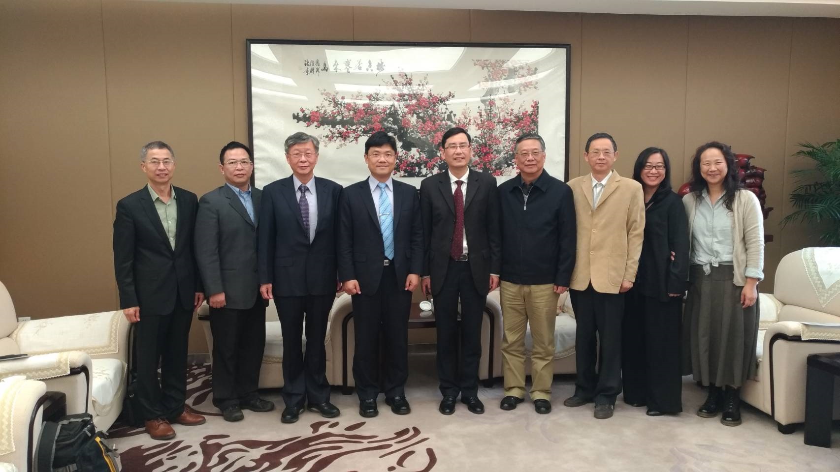2018年曾鴻鍊理事長（左三）居中牽線，促成聖約翰科大與上海最大民辦學校建橋學院學術合作與人員交流。