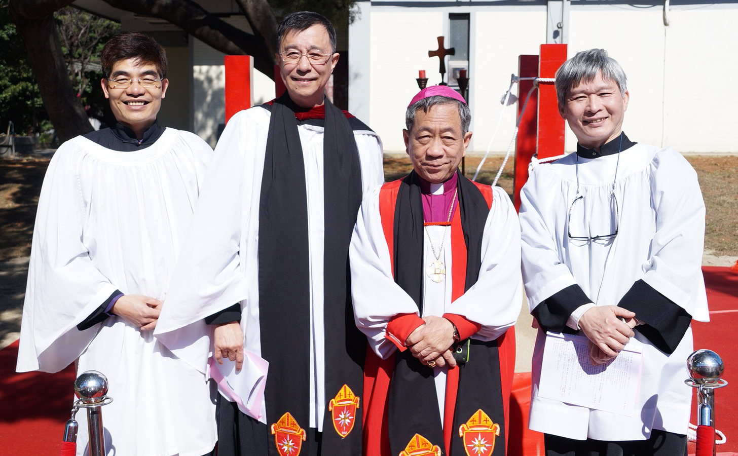 張員榮主教（左二）校牧任內發起「九百分之一」奉獻活動，籌募3000萬元興建「長齡生命關懷中心」，於2014年舉行動土典禮。