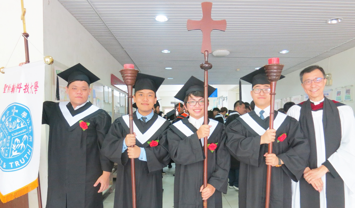 張員榮主教擔任校牧時（右一）帶領學生投入學校各項活動，圖為畢業典禮。