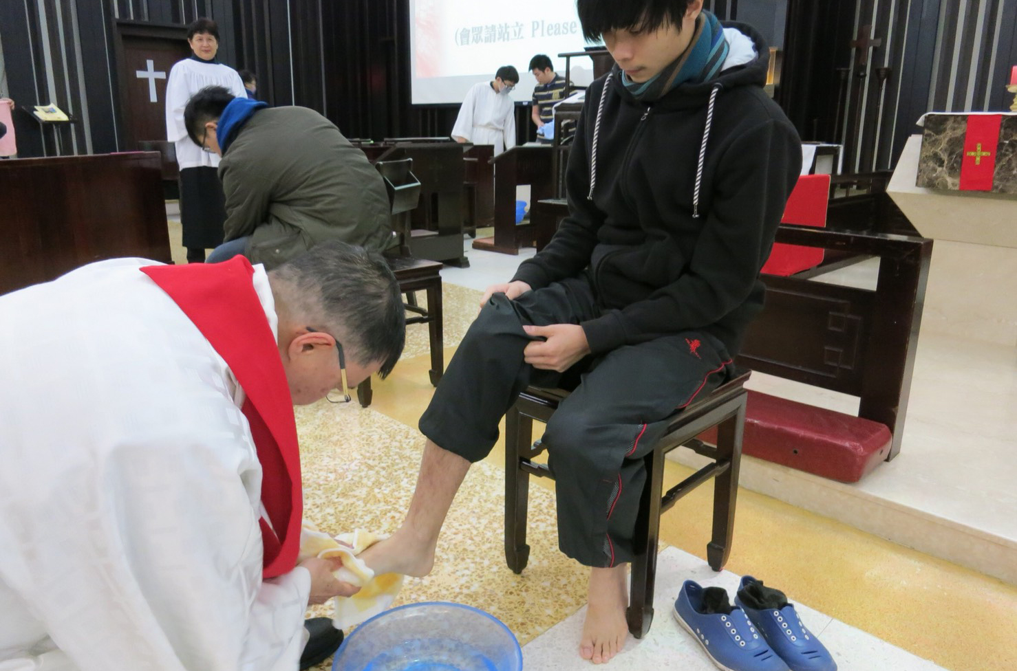 張員榮主教（左）任校牧19年期間每年親自為學生幹部洗腳，透過「濯足禮」表達關愛及謙卑服事精神。
