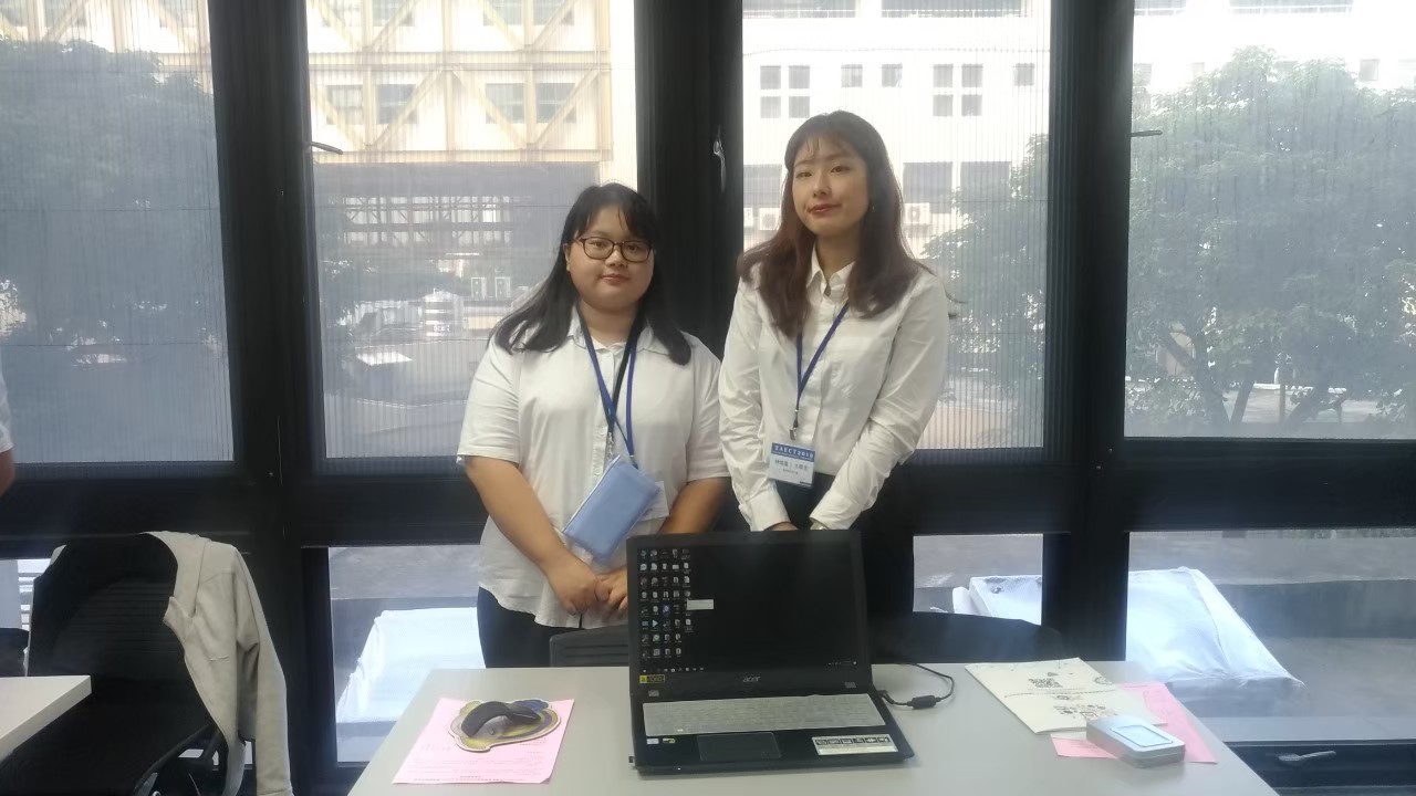 鄭鈺蓁同學（左）負責製作遊戲式電子書，林娟鳳（右）負責畫圖，兩個人的創作團隊合作無間。