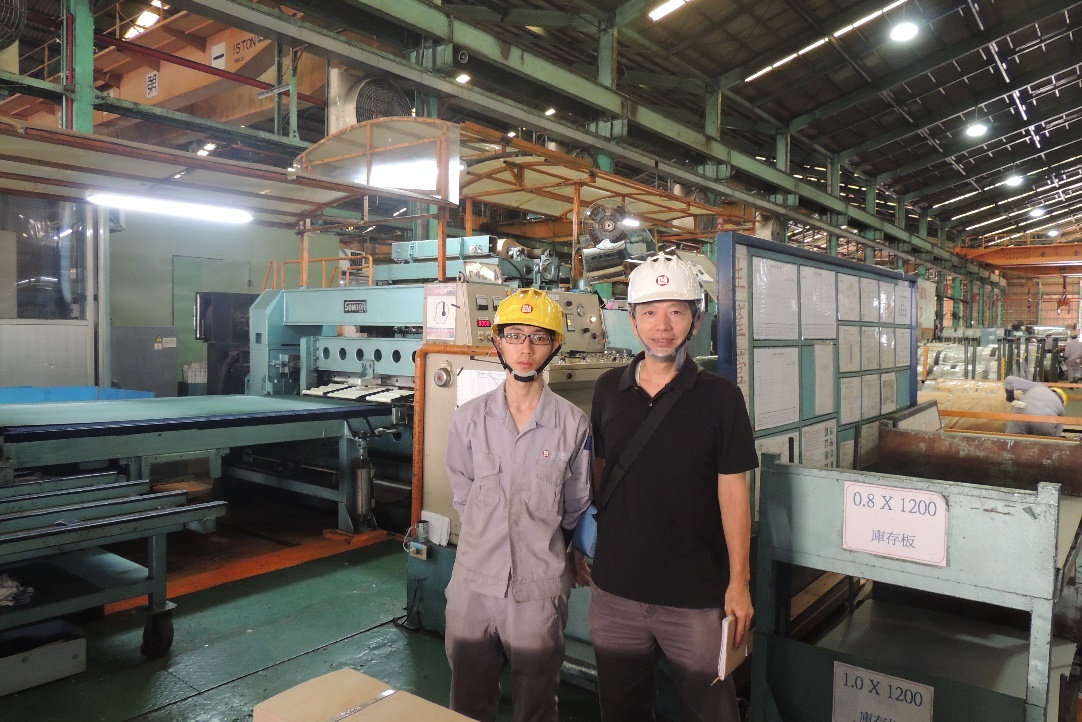機械系黃庭彬老師（右）前往春源鋼鐵工業訪視雙軌訓練生葉承翰（左）。