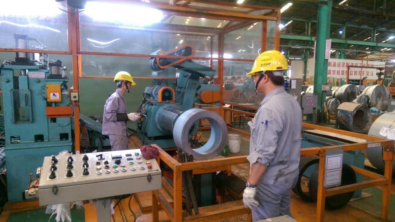 雙軌訓練生在春源鋼鐵工業操作鋼板自動裁剪機，從工作中學習實務及累積經驗。