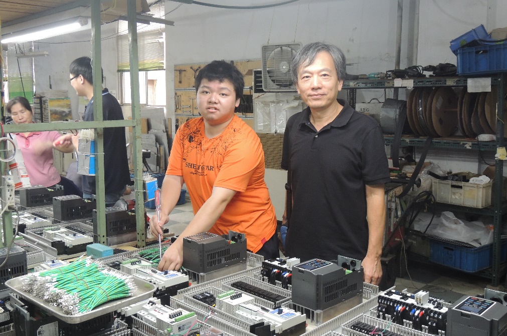 林佳鴻（左）於理研電器接受雙軌訓練，黃庭彬老師（右）前往探視，了解學生訓練狀況。