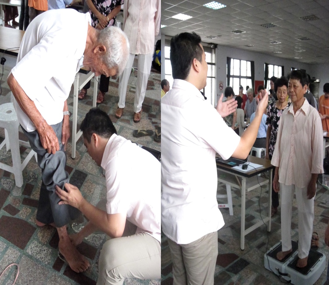 周東賢主任帶領學生深入社區，為社區長者進行足踝體態步態健檢服務。