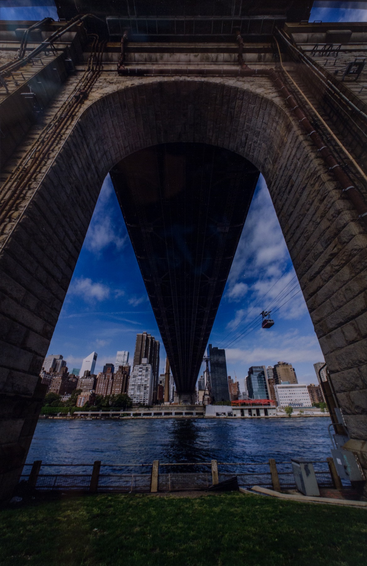 美國小島龍史（Ryushi Kojima）專注於象徵性的城市圖像，從建築學的角度出發，捕捉地景「幾何上」感動的瞬間，以自己的視野創造嶄新標誌性場景。