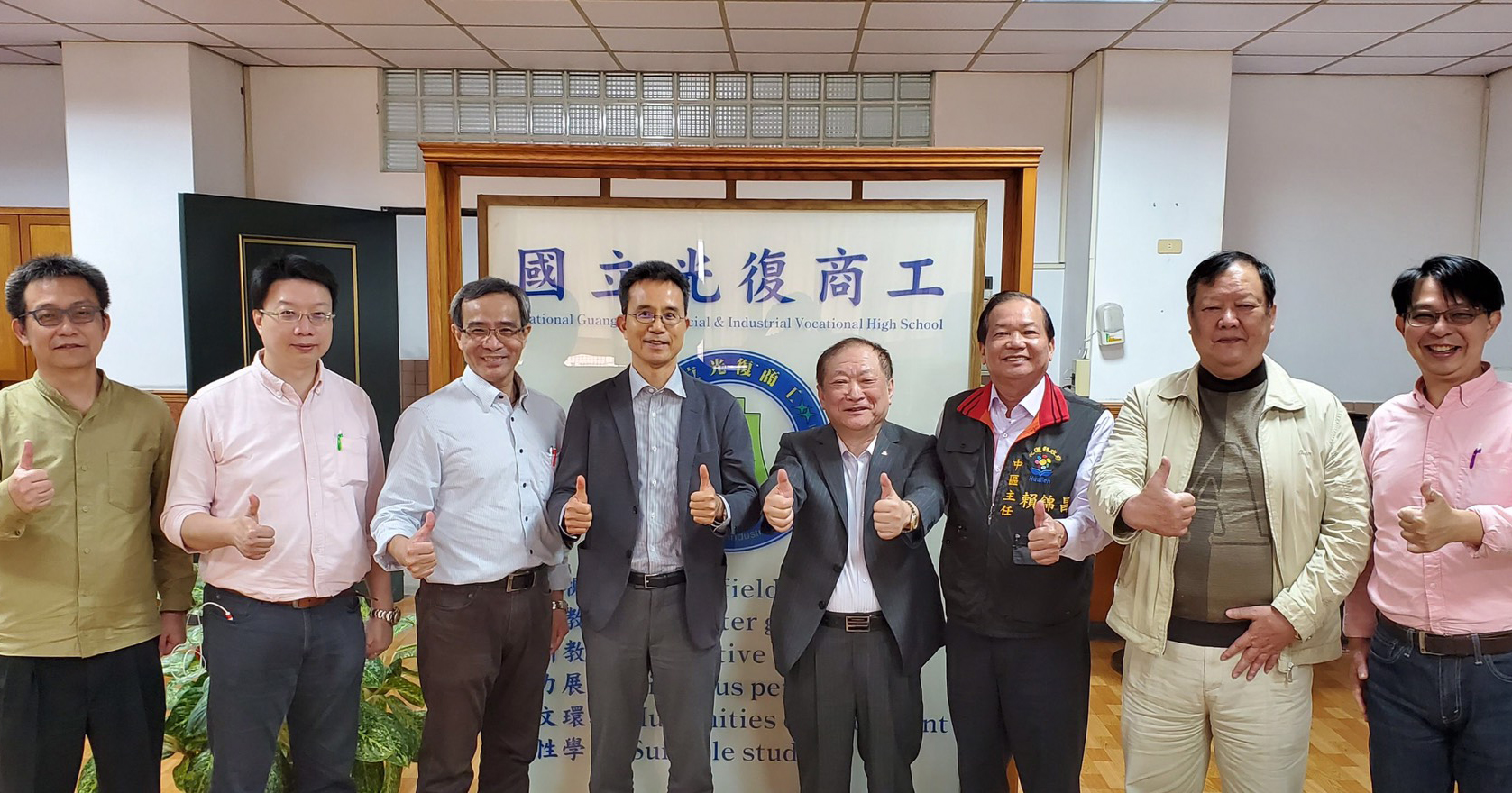 廖文彬董事（右四）透過他的好兄弟楊熺肇（右二），在花蓮地區運用人脈幫助學校招生打前鋒。