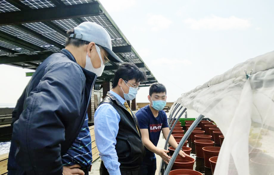 艾和昌校長（中）及張銘崑總務長（左）前來關心太陽能空中花園運作狀況。