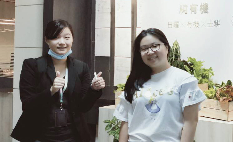 葉盈君（右）曾在瑞禾全球生醫擔任美編，該公司的副總秘書洪宥琪（左）欣見她已能獨當一面。