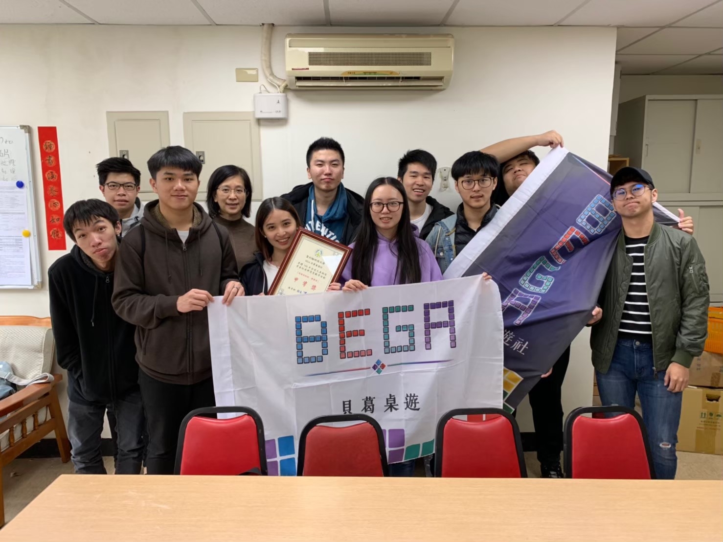 為了傳遞快樂，聖約翰科技大學資工系周賢其（左六）一手創立BEGA貝葛桌遊社，希望讓更多人知道桌遊的美好。