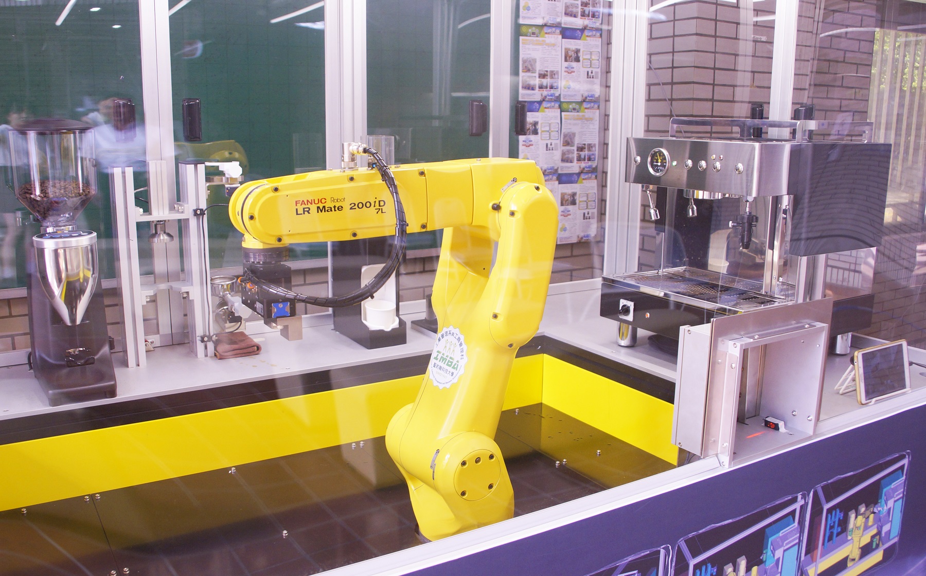 機器手臂的自動落杯架利用3D列印開發，目前申請專利中。