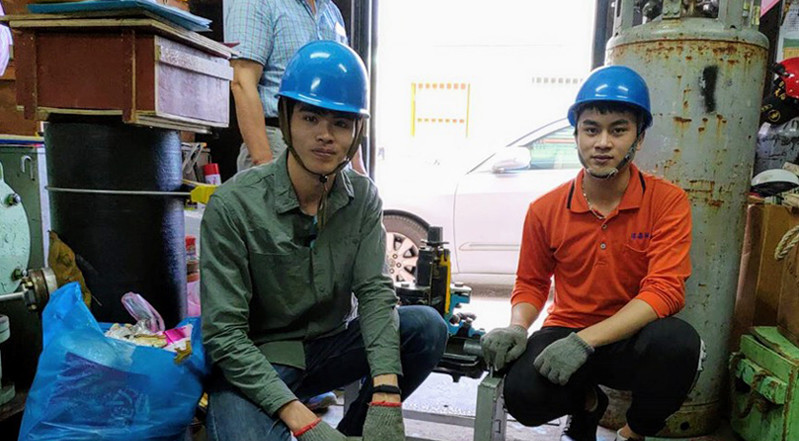 武文康（左）及武文俠（右）兩位越南學生非常感謝祥泰水電公司在實習期間的指導與照顧。