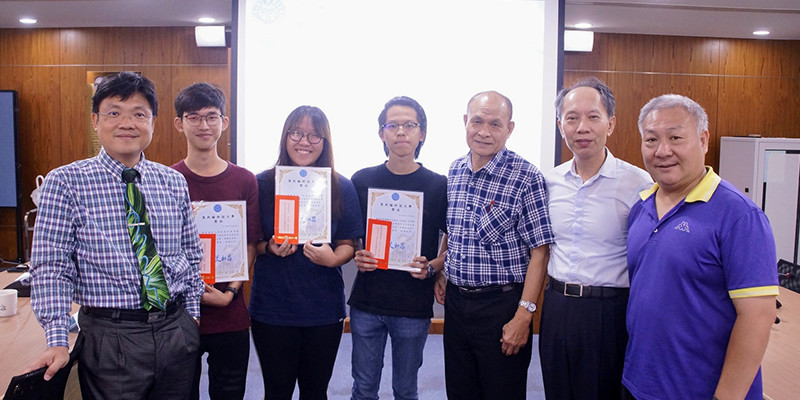 工管系及機械系大馬生獲頒獎學金，由艾和昌校長（左一）親自頒獎。