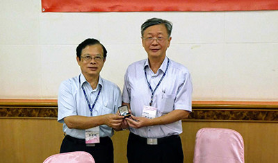 校友是學校的重要資產，黃宏斌校長（左）從曾鴻鍊理事長（右）手上接過50週年紀念章，期望能與校友一同攜手共創佳績，為聖約翰創造特色及創新產品。