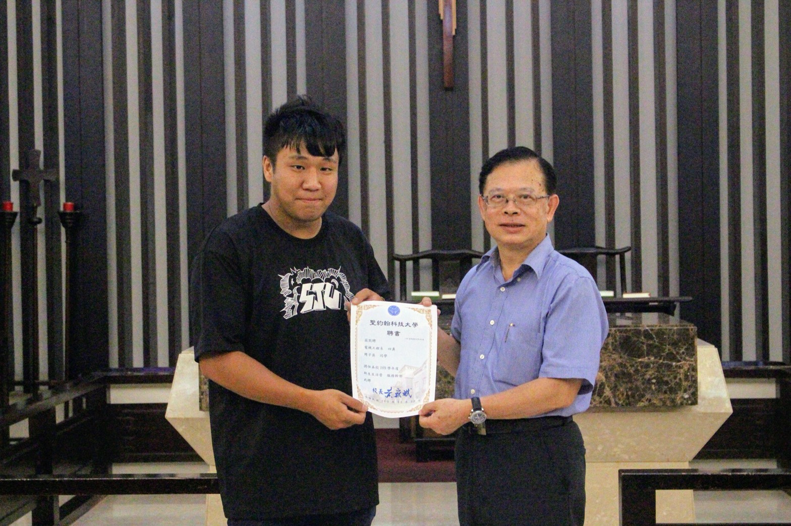 黃宏斌校長（右）頒發證書給今年度新生約翰營總召周子烝（左）。