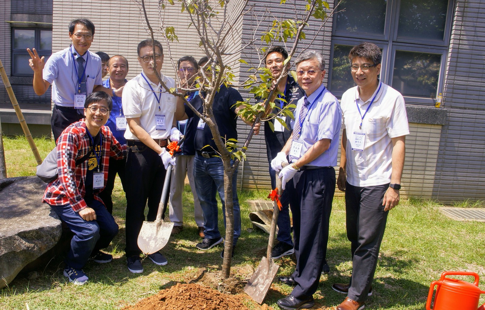 

校友捐贈4棵吉野櫻種植在校園入口處中，象徵百年樹人，希望藉此美化校園，讓校園賞櫻成為校景特色。