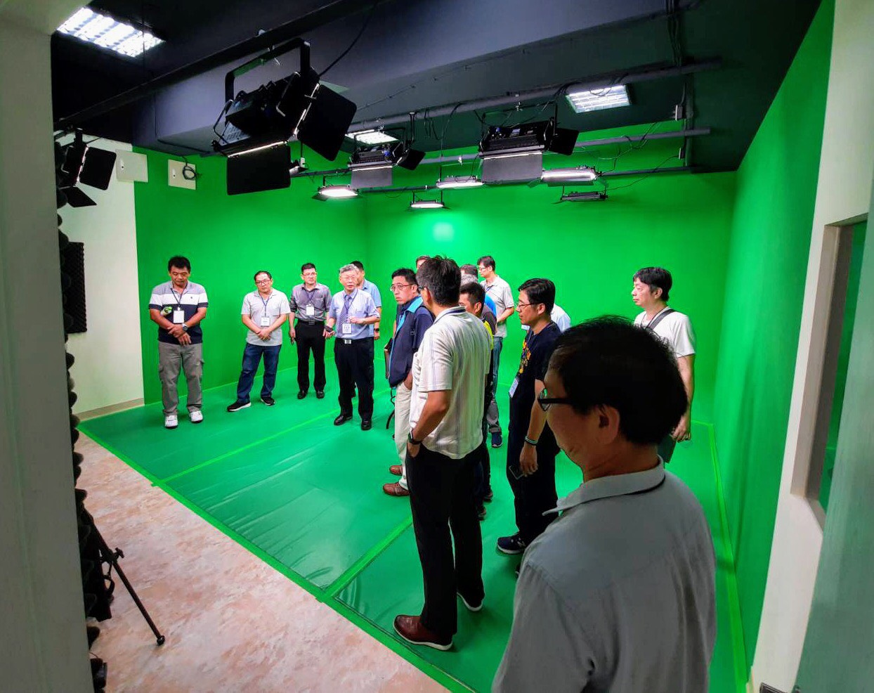校友參觀多媒體設計系互動媒體設計實驗室，陳國雄主任親自導覽說明。