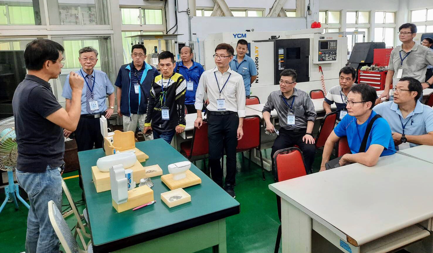 校友參觀機械系精密製造與檢測技術中心，由林聰德老師（左一）導覽解說。
