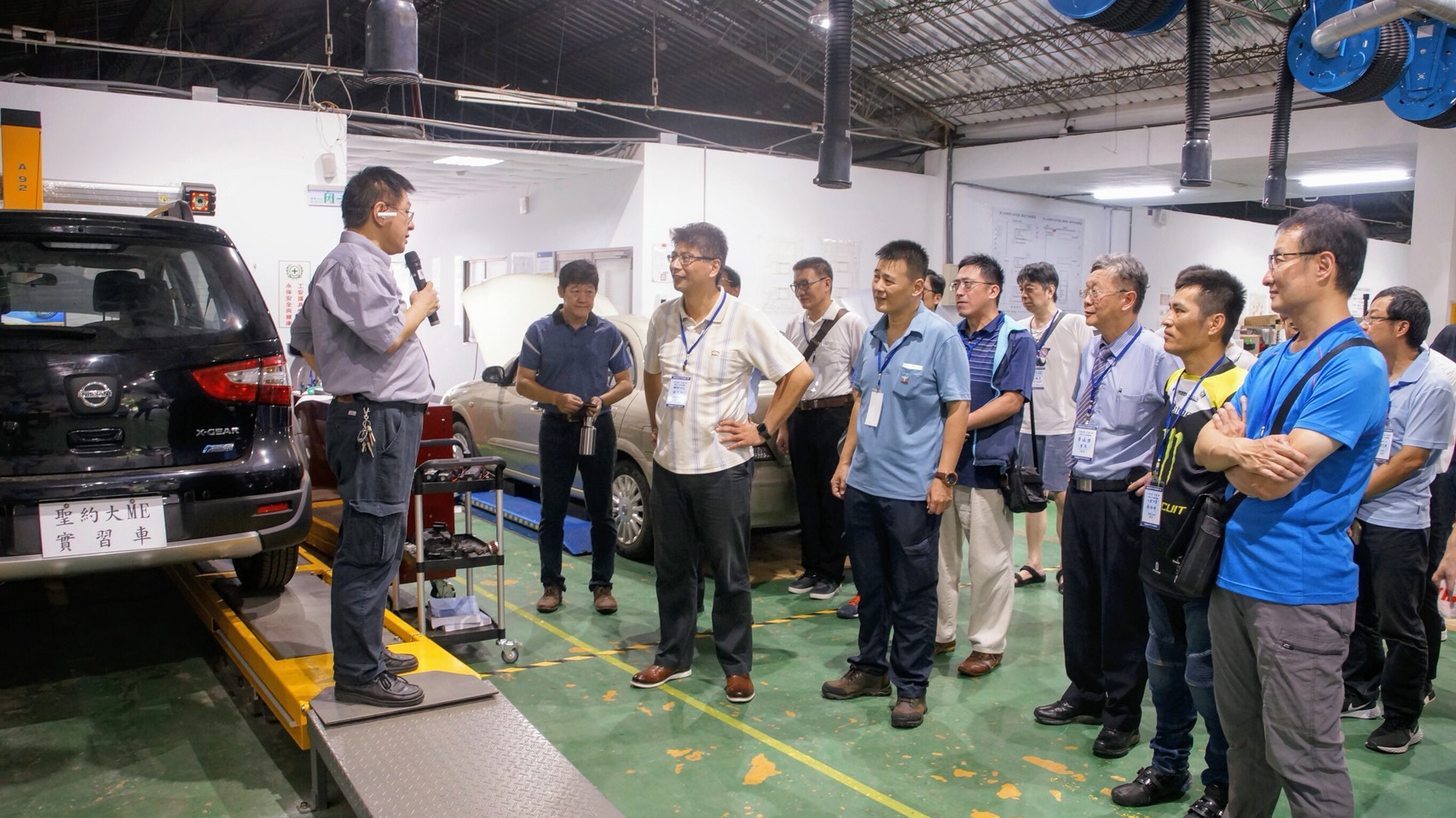 
校友參觀汽車工廠教學環境，機械系溫富亮老師（左一）導覽說明。