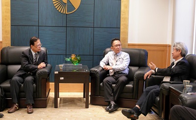 蔡芳文執行長（右）與黃宏斌校長（左）、李正文總經理（中）分享樂齡宅推廣理念。